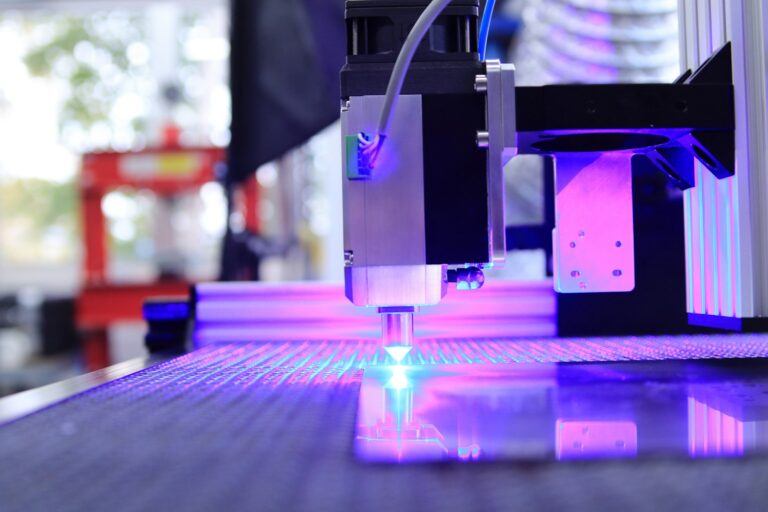 Desktop-CO2-Lasercutter: Was kompakte Lasersysteme in Werkstatt und Kleinserie leisten purple and white led light