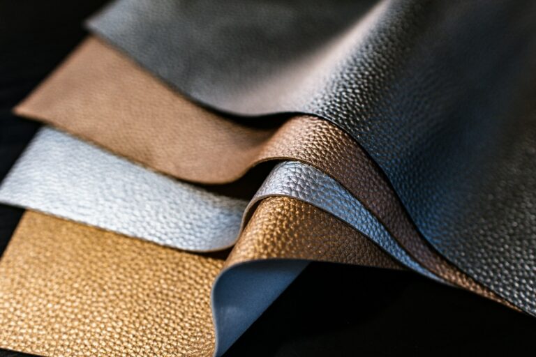 Leder als Werkstoff: Materialkunde und Werkzeugwahl selective-focus of photography of assorted color of leather