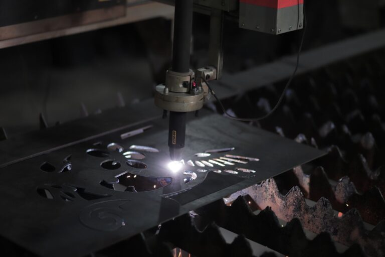 Laserschneiden – Blechbearbeitung mit Lasertechnik: Toleranzen, Schnittkanten und Mater