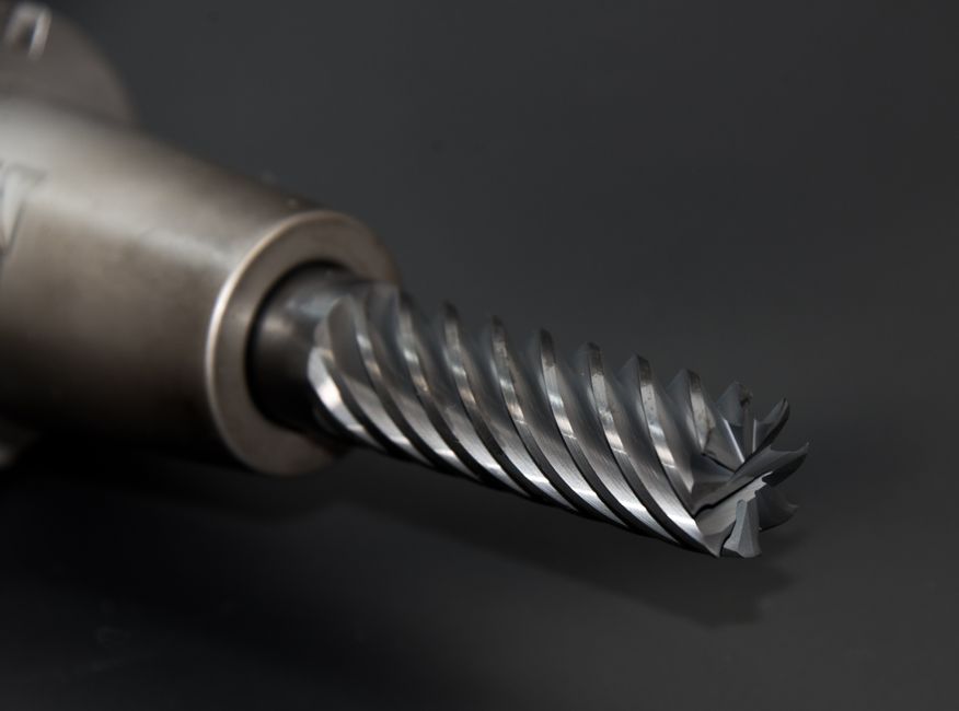 Hartmetall vs HSS – Schaftfräser im Detail mit spiralförmiger Schneide