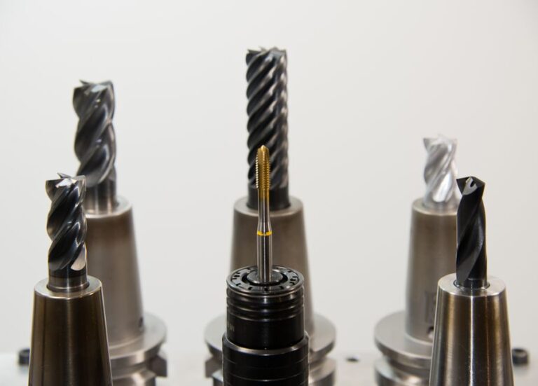 Hartmetall vs. HSS: Schneidstoffe im Vergleich – welcher passt wann? Hartmetall vs HSS – Werkzeugsortiment mit Fräsern, Gewindebohrer und Bohrer in Aufnahmen