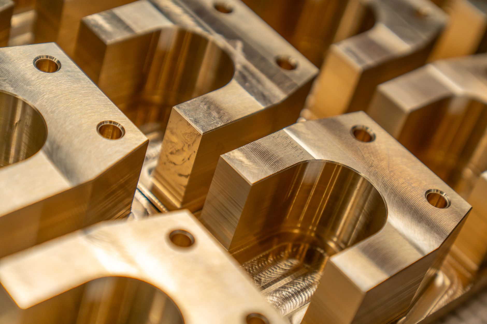 Passungen – präzise CNC-gefräste Metallteile mit Bohrungen