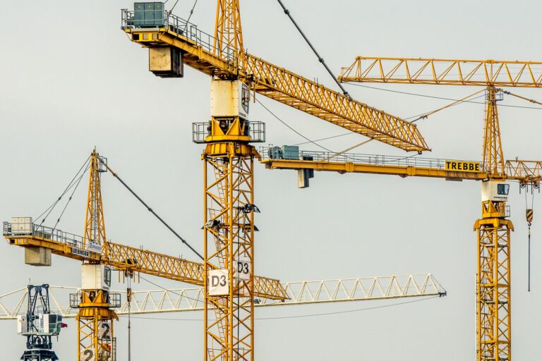 kran mieten – Kranauswahl auf der Baustelle: Leitfaden für Lastklassen, Ausladung un
