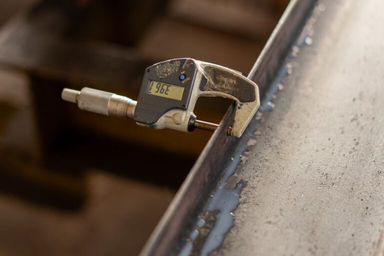 Oberflächenrauheit Ra und Rz verstehen: Unterschied, Messung und Praxiswerte Oberflächenrauheit Ra Rz – Bügelmessschraube misst ein Metallprofil