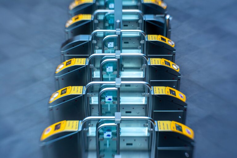 Zutrittskontrolle in Fertigungsbetrieben: Mechanische Vereinzelungssysteme im Technikvergleich drehkreuz – Zutrittskontrolle in Fertigungsbetrieben: Mechanische Vereinzelungssys
