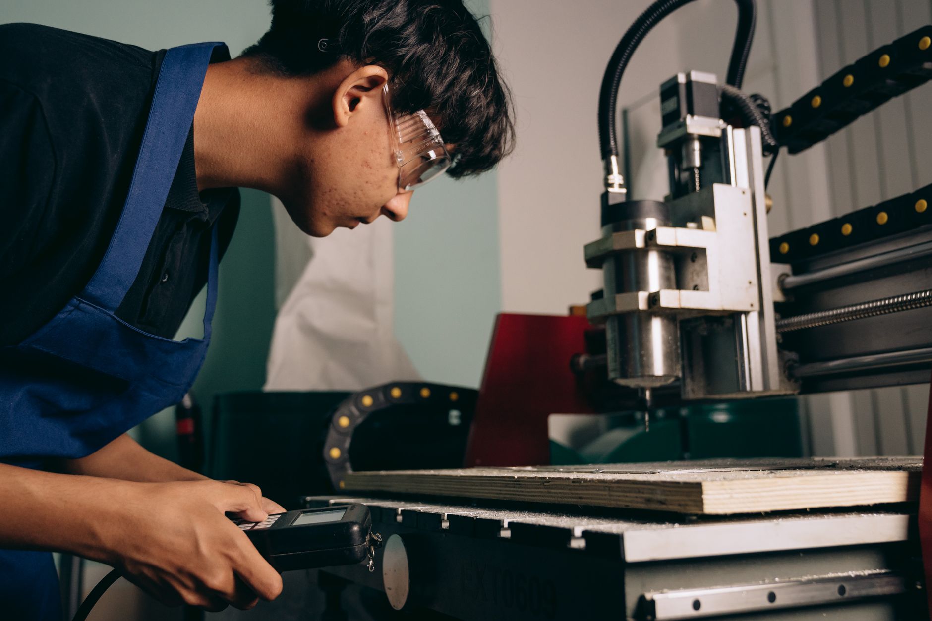 Rattern beim Fräsen – Facharbeiter bedient eine CNC-Maschine