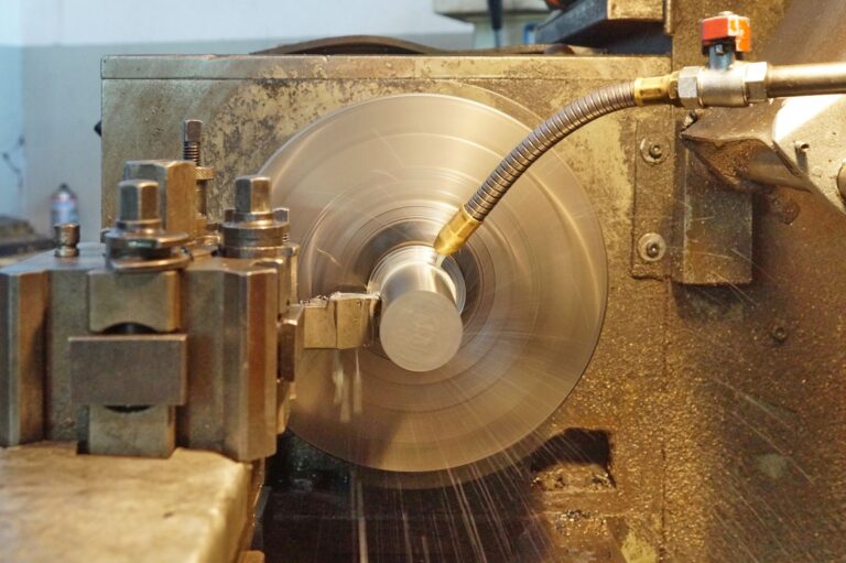 Schruppen und Schlichten – Drehmaschine bearbeitet ein rotierendes Metallteil