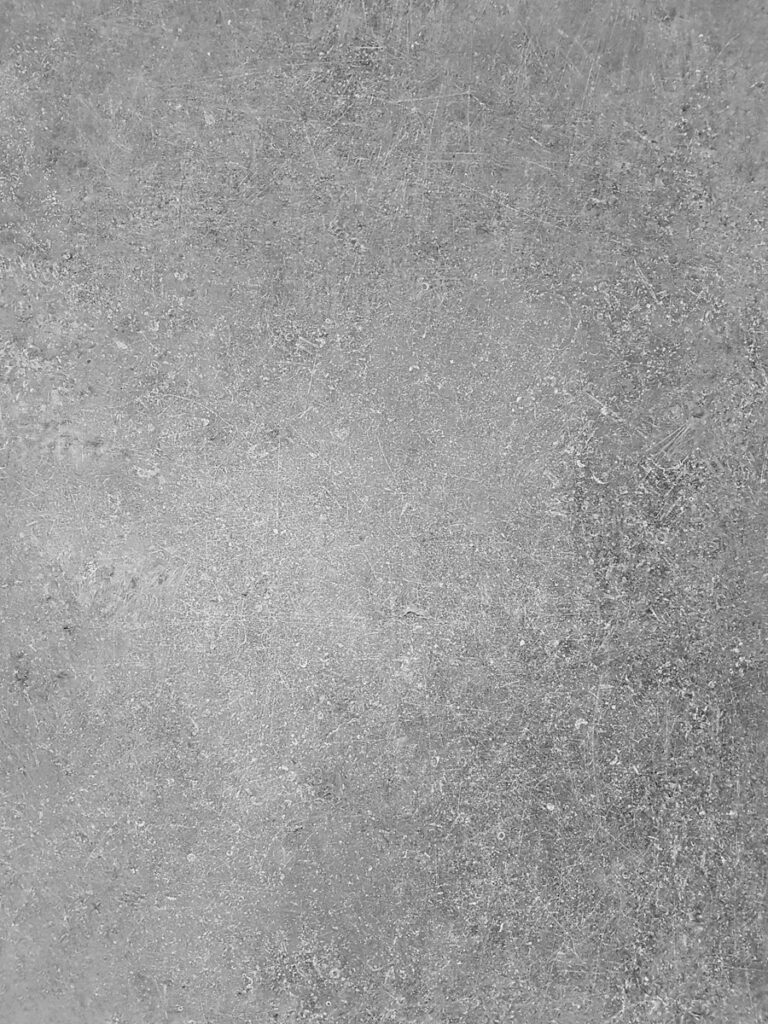 Edelstahl 1.4545 (15-5PH): Der Präzisionswerkstoff für höchste Ansprüche im Maschinenbau a black and white photo of a concrete wall