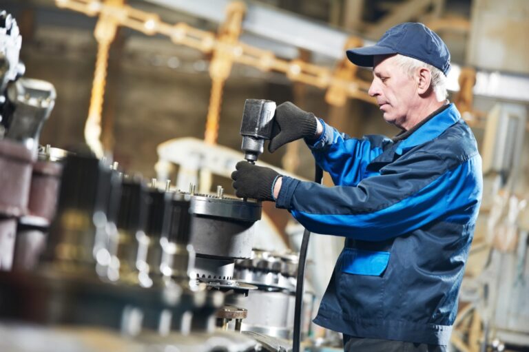 Maschinenmontage im Betrieb: Hebetechnik, Ausrichtung und Inbetriebnahme