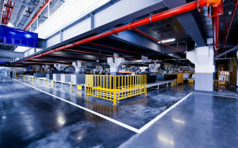 Transportsichere Verpackungen in Industrie und Logistik: Schäden und Retouren durch Umreifung reduzieren