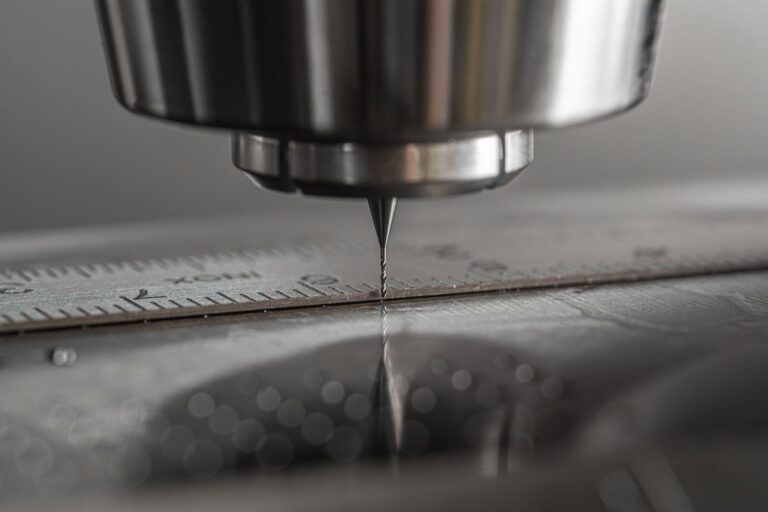 Gebrauchtmaschinen verkaufen: Checkliste für Steuerung und Zustand Festplattenvernichtung beim Gebrauchtmaschinen-Verkauf – CNC-Maschine mit Steuerung in der Werkhalle
