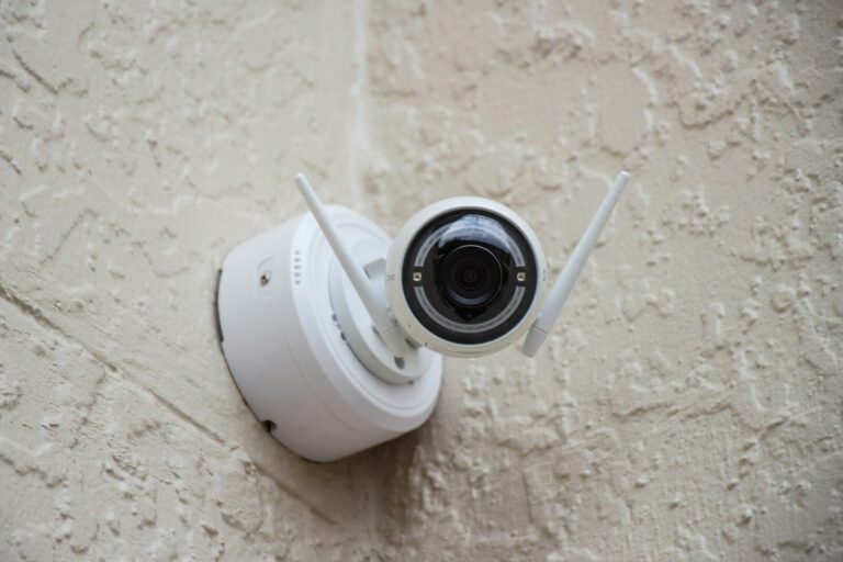 Videoüberwachung als Ergänzung zu Werkzeugschränken und Zutrittskontrollen white surveillance camera hanging on wall