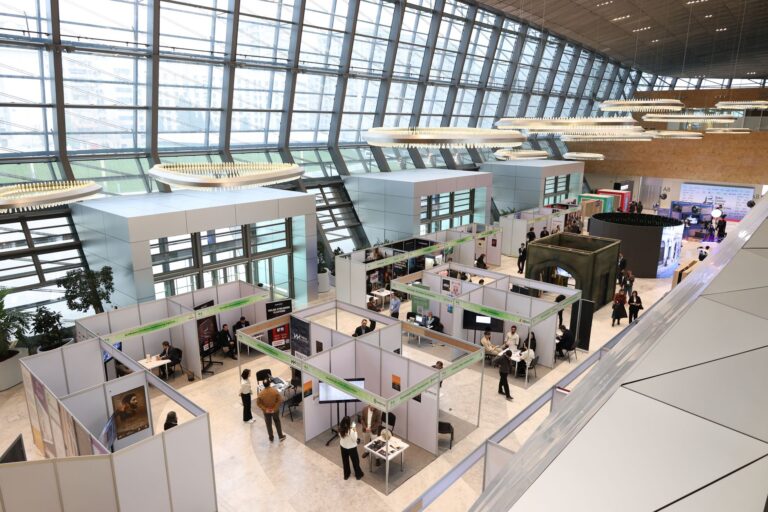 Messestand-Präsentation im Werkzeughandel: Mobile Systeme für Fachmessen Faltbare Messewand – mobiler Messestand eines Werkzeughändlers auf einer Fachmesse