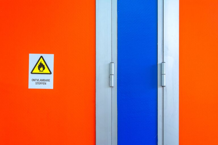 Sicherheitsschränke im Betrieb: Normen, Widerstandsklassen und gesetzliche Sonderfälle Munitionsschrank – verschlossene Sicherheitsschränke aus Stahl in einer Werkstatt